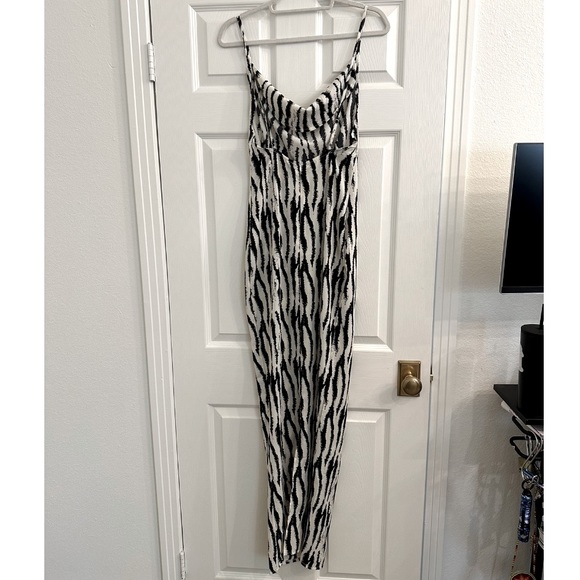 [NWT] PRETTY LITTLE THING — WHITE ZEBRA PRINT SATIN COWL NECK MAXI DRESS - Picture 5 of 8